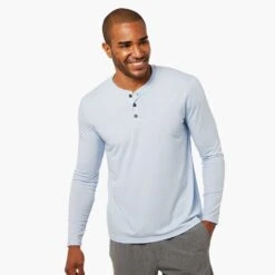 The SeaBreeze Henley | Blue Glow 8 The SeaBreeze Henley | Blue Glow -Fair Harbor Shop SS22008 SP22 instudio photo Look01 HBR22 459 072 f15903ff 978a 414a be2c 38f094bc3cca